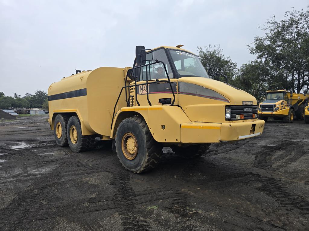 CATERPILLAR 725 WATERTANKER