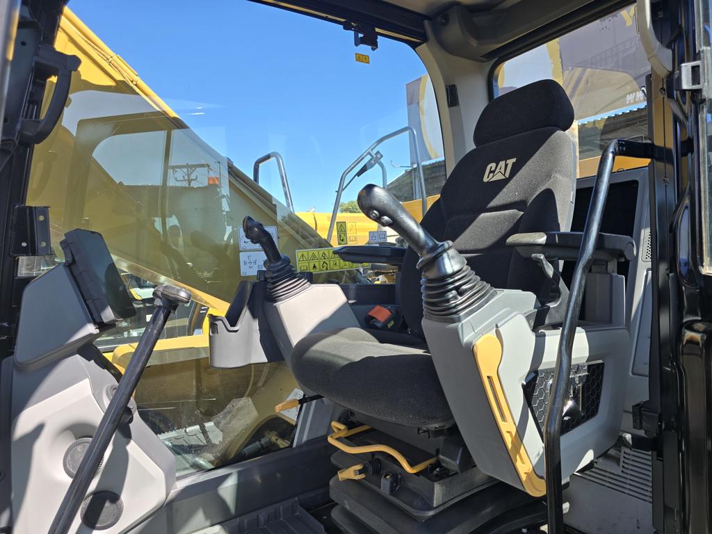 CATERPILLAR 320 EXCAVATOR