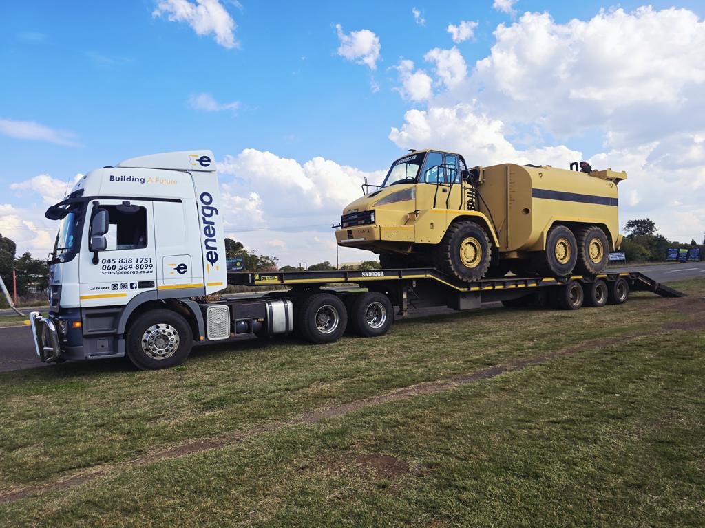 CATERPILLAR 725 WATERTANKER
