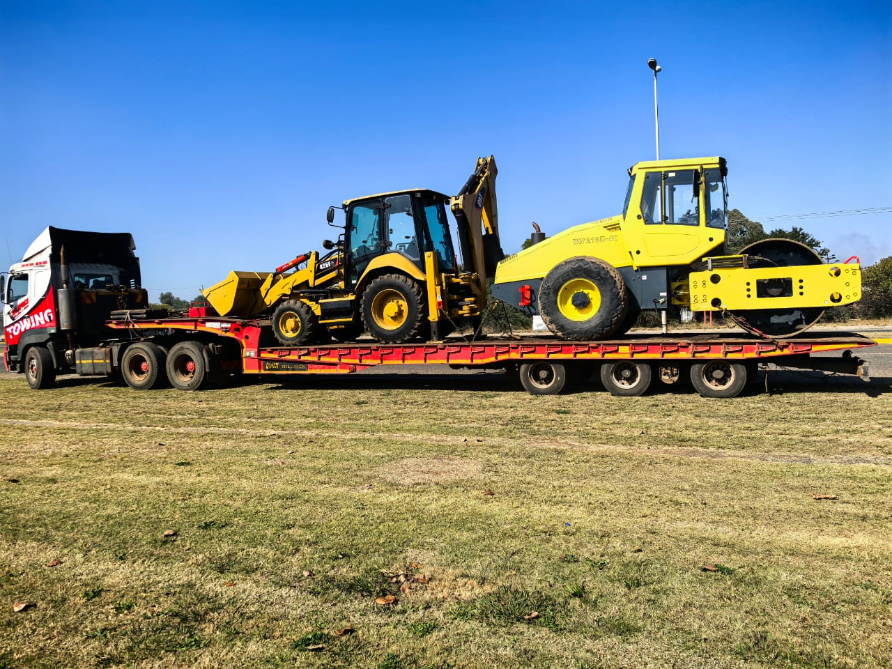 CAT 426F2 TLB & BOMAG ROLLER